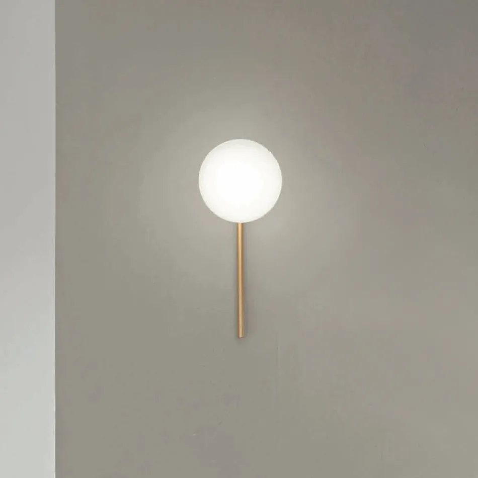 مصباح حائطي مع إضاءة LED من المعدن المطلي بالذهب والزجاج المنفوخ - Ailanto Viadurini