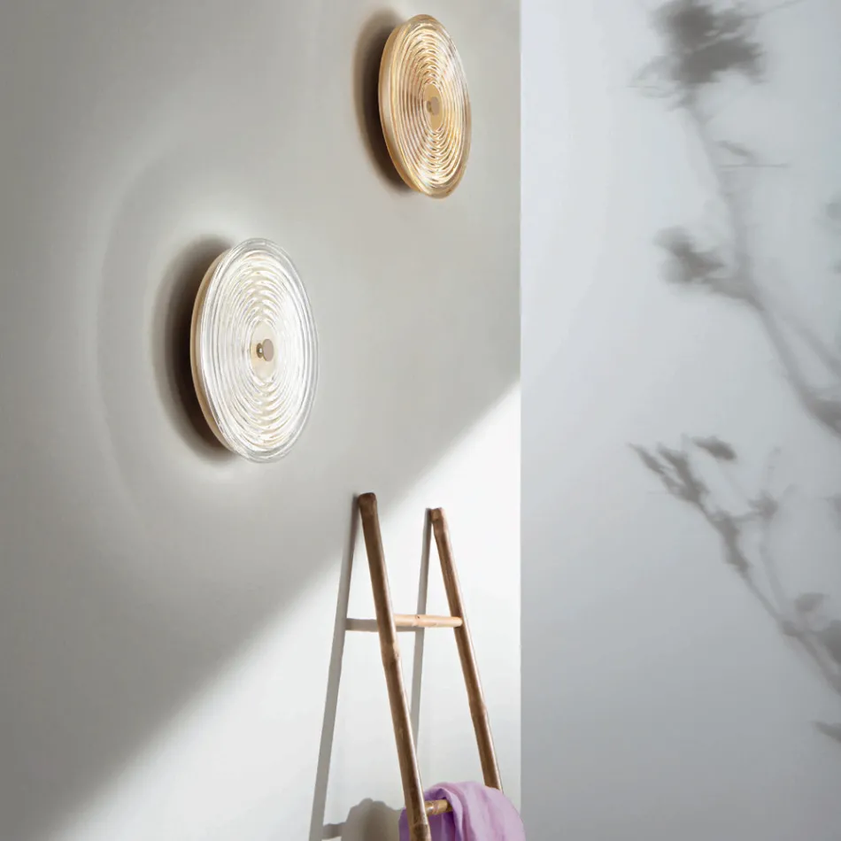 مصباح حائط من المعدن المطلي والزجاج مزين بخطوط متحدة المركز - هاكبيري Viadurini