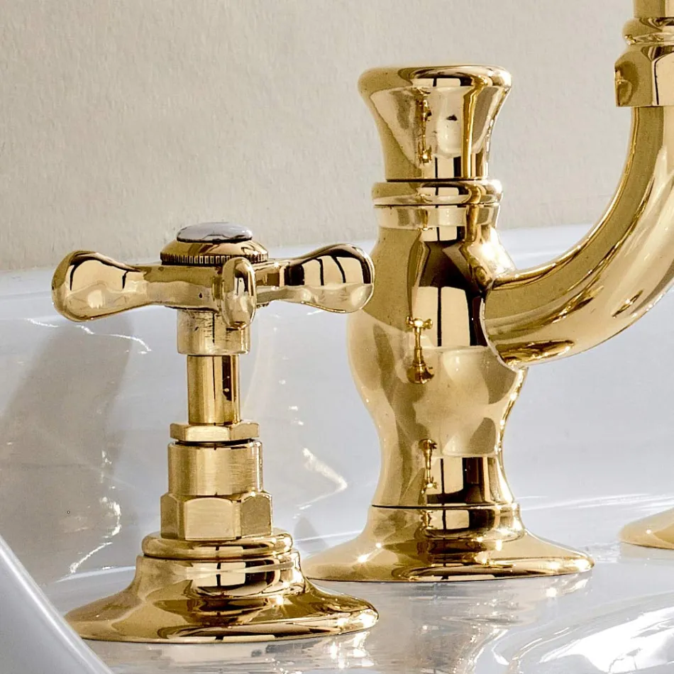 خلاط حوض بثلاث فتحات مع صنبور مرتفع من النحاس الكلاسيكي المصنوع يدويًا - فيوريتا Viadurini