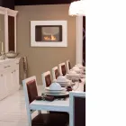 مدفأة حيوية ذات جدار أبيض بتصميم عصري مع ملحق زجاجي من إيريكا Viadurini