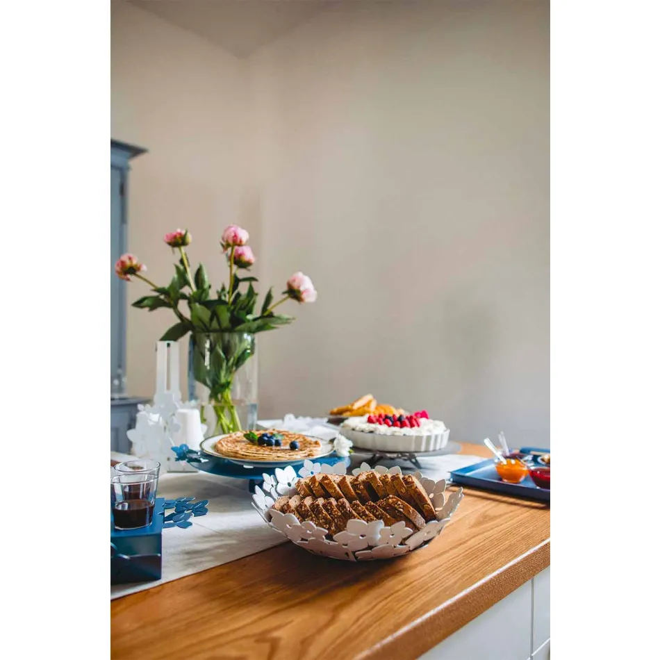 قطعة مركزية مع زهور من الحديد الطيني، أبيض أو أزرق - ماركن Viadurini