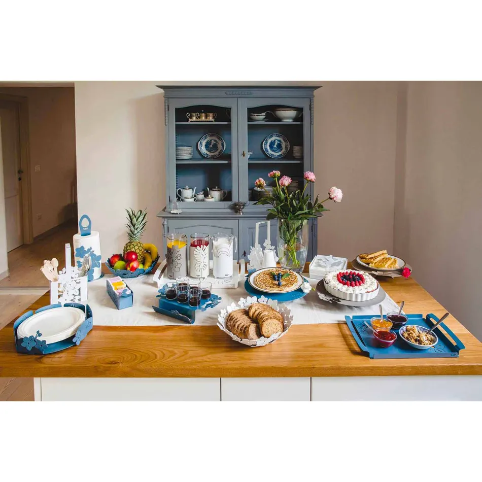 قطعة مركزية مع زهور من الحديد الطيني، أبيض أو أزرق - ماركن Viadurini