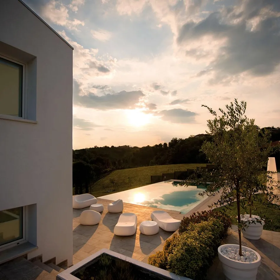 تصميم كرسي استرخاء خارجي من البولي إيثيلين الأبيض صنع في إيطاليا - إرفين Viadurini