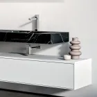 مجموعة حمام تتضمن درجًا أبيض واحدًا ومرآة ورفًا من مادة HPL من ماركينا - فيلاريا Viadurini