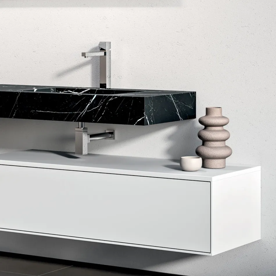 مجموعة حمام تتضمن درجًا أبيض واحدًا ومرآة ورفًا من مادة HPL من ماركينا - فيلاريا Viadurini