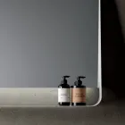 مجموعة حمام تتضمن درجين وحجرتين مفتوحتين، مرآة وحوض غسيل - ماغنوليا Viadurini