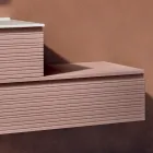 مجموعة حمام بأدراج وحوض ومرآة باللون الوردي الفاتح - إليوس Viadurini