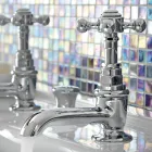 زوج من صنابير حوض نحاسية بتصميم عتيق، صنع في إيطاليا - إليسيا Viadurini