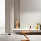 مصباح أرضي من المعدن المطلي باللون الأسود مع إضاءة ليد - برتقالي Viadurini