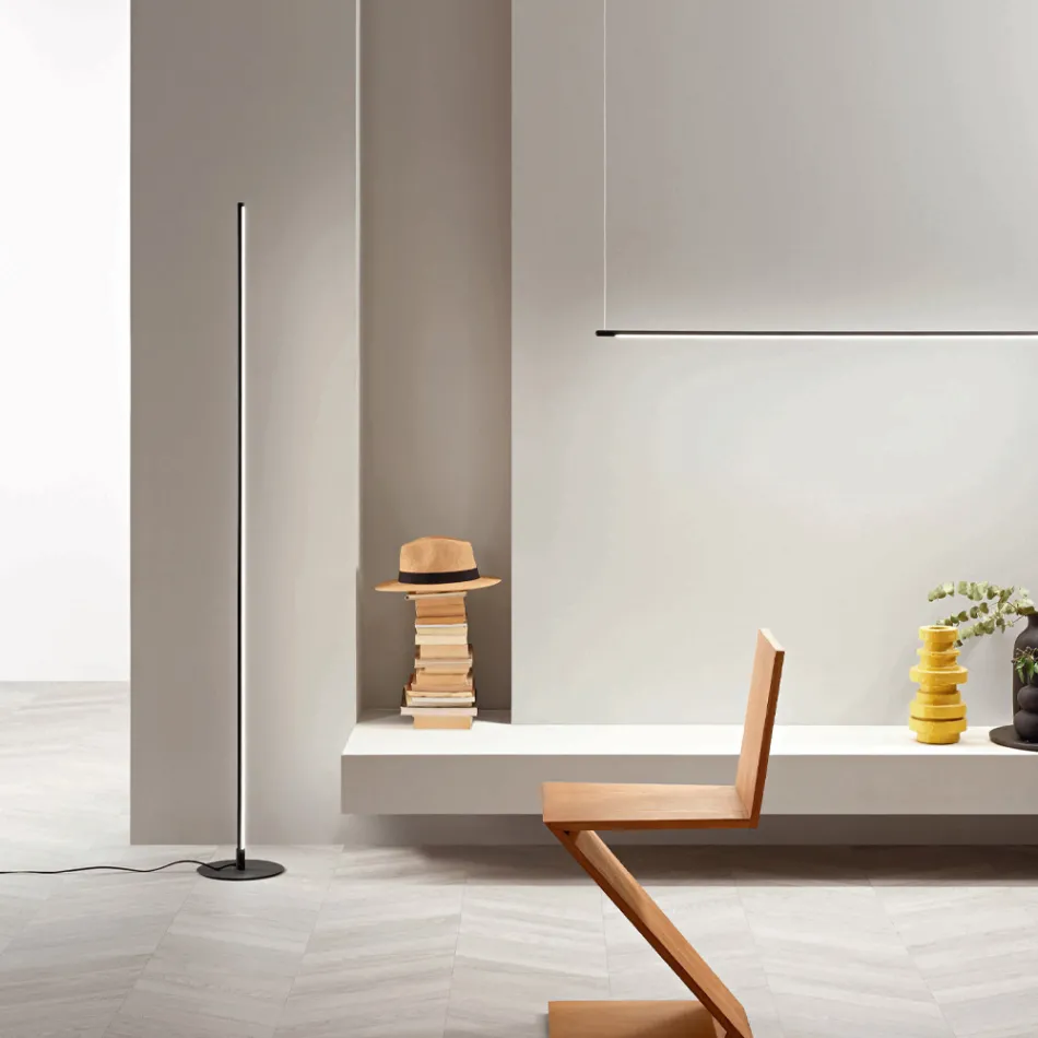 مصباح أرضي من المعدن المطلي باللون الأسود مع إضاءة ليد - برتقالي Viadurini