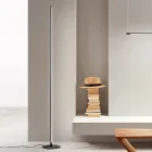 مصباح أرضي من المعدن المطلي باللون الأسود مع إضاءة ليد - برتقالي Viadurini