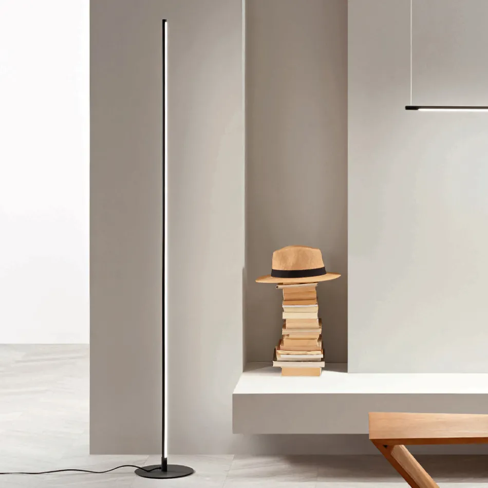 مصباح أرضي من المعدن المطلي باللون الأسود مع إضاءة ليد - برتقالي Viadurini