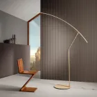 مصباح أرضي معدني مطلي بألوان مختلفة وإضاءة LED قابلة للتعتيم - خشب القيقب Viadurini