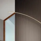 مصباح أرضي معدني مطلي بألوان مختلفة وإضاءة LED قابلة للتعتيم - خشب القيقب Viadurini