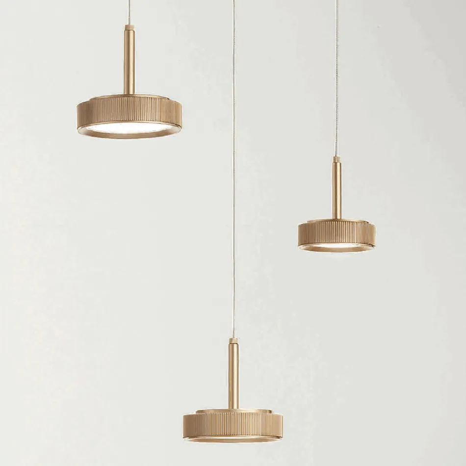 ثريا بقاعدة دائرية من المعدن المطلي بالذهب وإضاءة LED - هورنبيم Viadurini