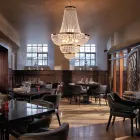 ثريا من الحديد والذهب مرصعة بأحجار الراين، صنع في إيطاليا، للديكور الداخلي - النمسا Viadurini