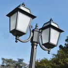 عمود إنارة للحديقة بارتفاع ٢٣٨ سم مصنوع من الألومنيوم الرمادي والزجاج المصقول بالرمل - Elric Viadurini