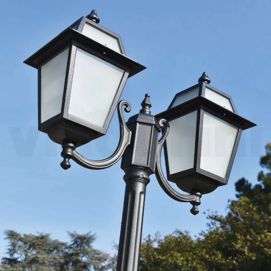 عمود إنارة للحديقة بارتفاع ٢٣٨ سم مصنوع من الألومنيوم الرمادي والزجاج المصقول بالرمل - Elric Viadurini