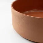 حوض غسيل يُوضع على سطح الطاولة، مصنوع من الطين الطبيعي، بتشطيبات متنوعة - بالانس Viadurini