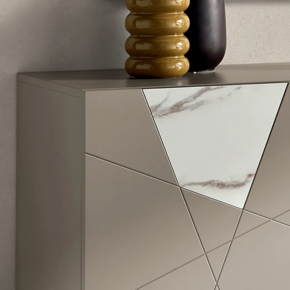 خزانة جانبية ببابين مصنوعة من خشب MDF مطليّ، مزينة بنقوش بانتوغراف وحشوات زجاجية بتأثير الرخام - دانيلا Viadurini