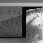 خزانة جانبية بثلاثة أبواب وثلاثة أرفف داخلية، مزينة بزخارف من الألومنيوم المصبوب - سكوربيون Viadurini