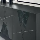 خزانة جانبية بثلاثة أبواب مصنوعة من خشب MDF مطليّ، مزينة بنقوش بانتوغراف وحشوات زجاجية بتأثير الرخام - دانيلا Viadurini