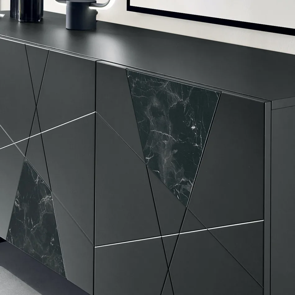 خزانة جانبية بثلاثة أبواب مصنوعة من خشب MDF مطليّ، مزينة بنقوش بانتوغراف وحشوات زجاجية بتأثير الرخام - دانيلا Viadurini