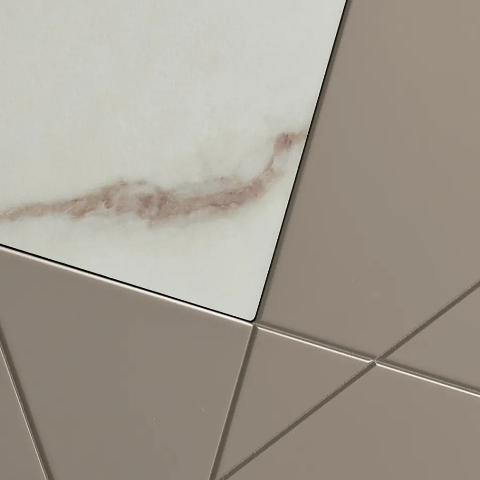 خزانة جانبية بأربعة أبواب مصنوعة من خشب MDF مطليّ، مزينة بنقوش بانتوغراف وحشوات زجاجية بتأثير الرخام - دانيلا Viadurini