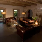 كرسي بذراعين لغرفة المعيشة مصنوع من الجلد العتيق بتأثير عتيق مع عجلات ومساند للذراعين - ختم Viadurini