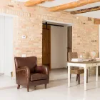 كرسي بذراعين لغرفة المعيشة مصنوع من جلد عتيق ذو تأثير عتيق - ختم Viadurini