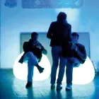 كرسي خارجي مضيء بذراعين مزود بإضاءة LED مصنوع من البولي إيثيلين، صنع في إيطاليا - إرفين Viadurini