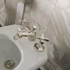 صنبور بيديه بتصميم ثلاثي الفتحات من النحاس على الطراز العتيق، صنع في إيطاليا - سيلفانا Viadurini