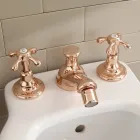 صنبور بيديه بتصميم عتيق من النحاس بثلاث فتحات، صنع في إيطاليا - كلاريسا Viadurini