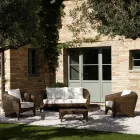 غرفة معيشة من البولي راتان من ماركة REHAU بتشطيبات مختلفة ووسائد بيضاء - مادنس Viadurini