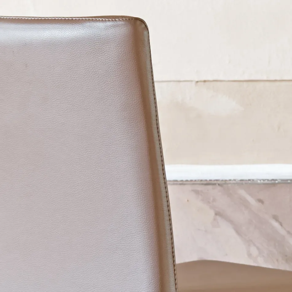 كرسي مطبخ مُنجّد بالجلد مع هيكل من خشب الدردار، صنع في إيطاليا - صني Viadurini