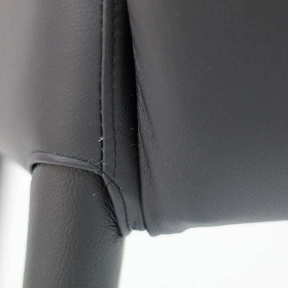 كرسي طعام بمساند ذراعين منجد بجلد أسود، صنع في إيطاليا - ماير Viadurini