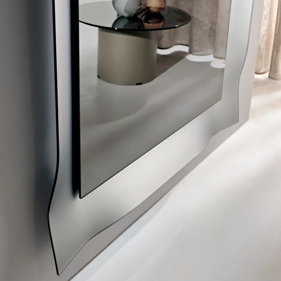 مرآة بإطار مُشكّل متوفرة بثلاثة أحجام ولونين - كارولينا Viadurini