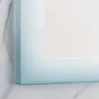 مرآة معاصرة بحواف من الزجاج الساتان، وإضاءة LED، Ady Viadurini