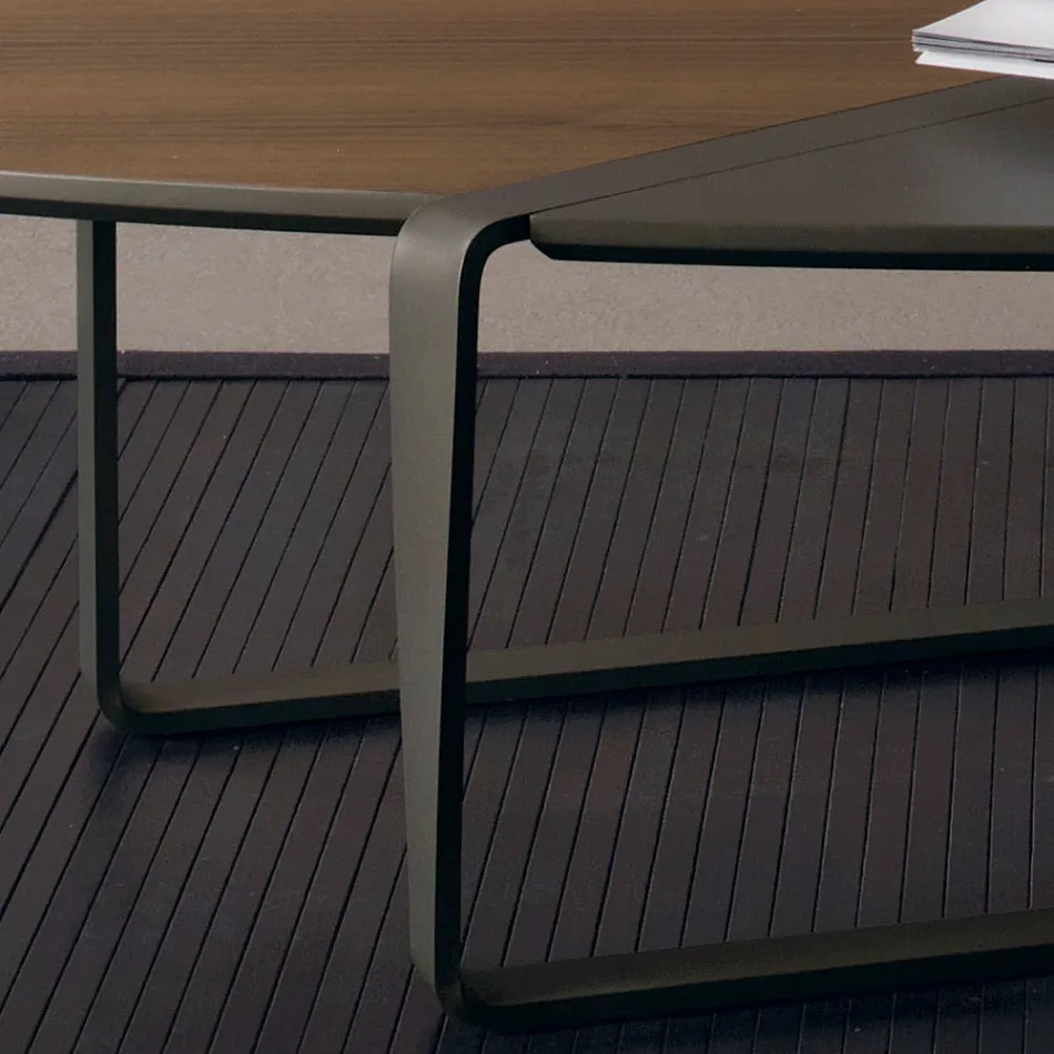 طاولة قهوة بيضاوية مصنوعة من المعدن وسطح خشبي ثنائي اللون - كوماكيو Viadurini