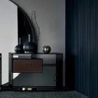 طاولة جانبية للأريكة أو طاولة بجانب السرير من الزجاج المدخن مع درج جلدي - لينزي Viadurini