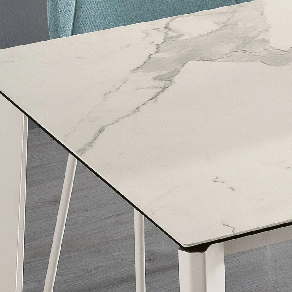 طاولة قابلة للتمديد مصنوعة من السيراميك الزجاجي وقاعدة معدنية بتشطيبات مختلفة - أرييل Viadurini