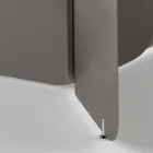 طاولة ذات سطح زجاجي مُشكَّل وقاعدة معدنية منحنية - بياسيري Viadurini