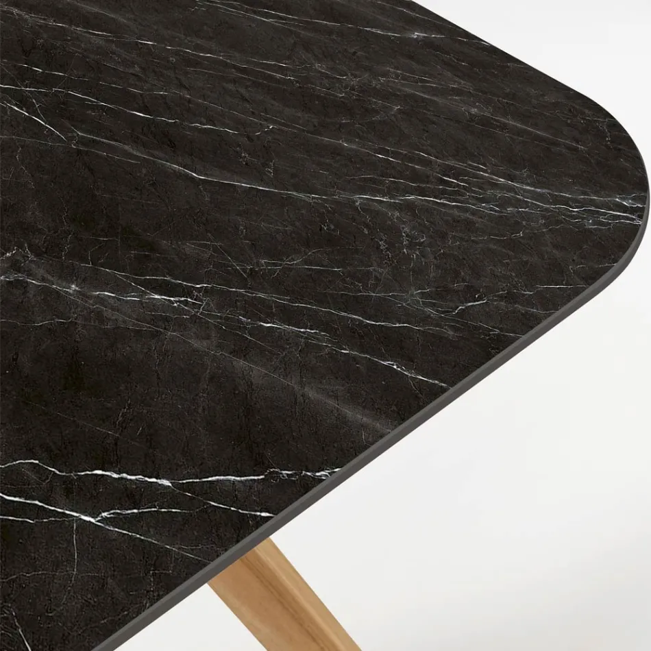 طاولة خارجية بقاعدة خشبية وسطح سيراميك ماركينيا أسود - إنفينيتي Viadurini