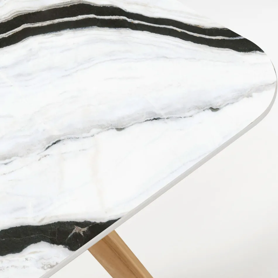 طاولة خارجية بقاعدة خشبية وسطح سيراميك - لون باندا أبيض - إنفينيتي Viadurini