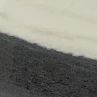 طاولة خارجية بقاعدة خشبية وسطح سيراميك - لون أبيض باندا - إنفينيتي Viadurini