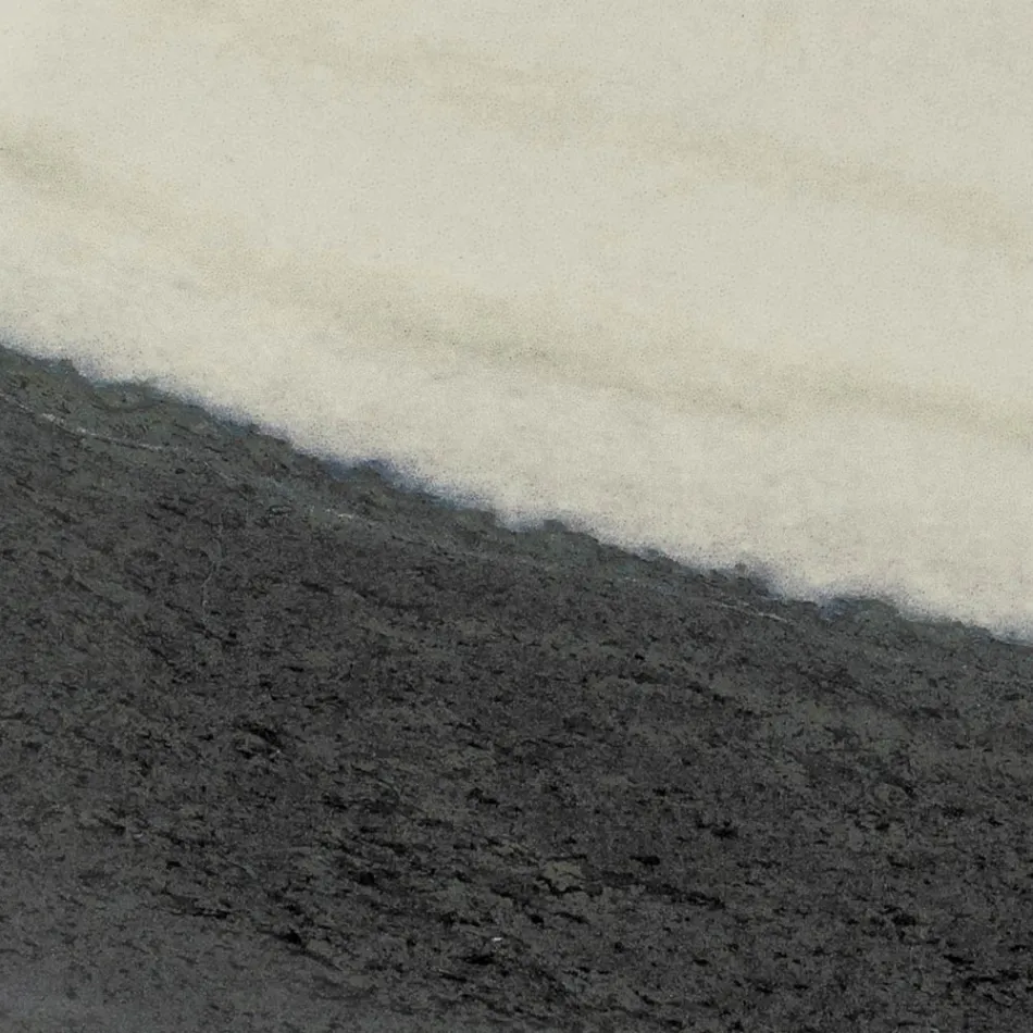 طاولة خارجية بقاعدة خشبية وسطح سيراميك - لون أبيض باندا - إنفينيتي Viadurini