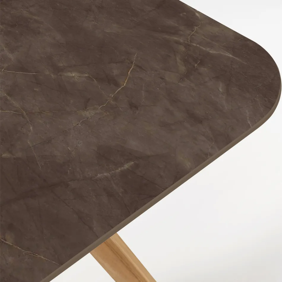 طاولة خارجية بقاعدة خشبية وسطح سيراميكي بلون بني فاتح - إنفينيتي Viadurini