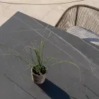 طاولة حديقة من خشب الساج الطبيعي وسطح من السيراميك - آرتيس Viadurini