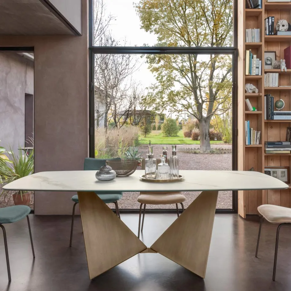 طاولة طعام مصنوعة من السيراميك بسمك 3 مم وقاعدة معدنية، مصنوعة في إيطاليا - بيوني Viadurini