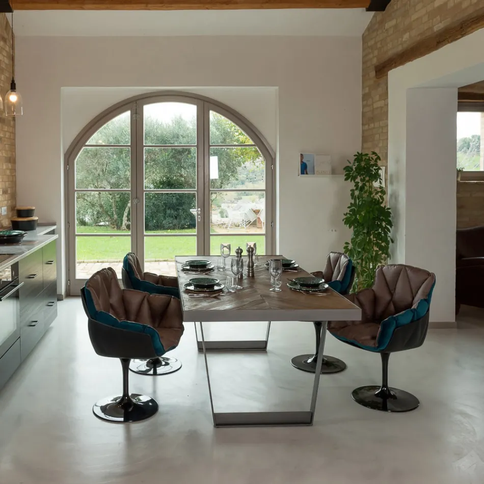 طاولة طعام من الخشب الاستوائي المُعاد تدويره وأرجل معدنية - منزلق Viadurini